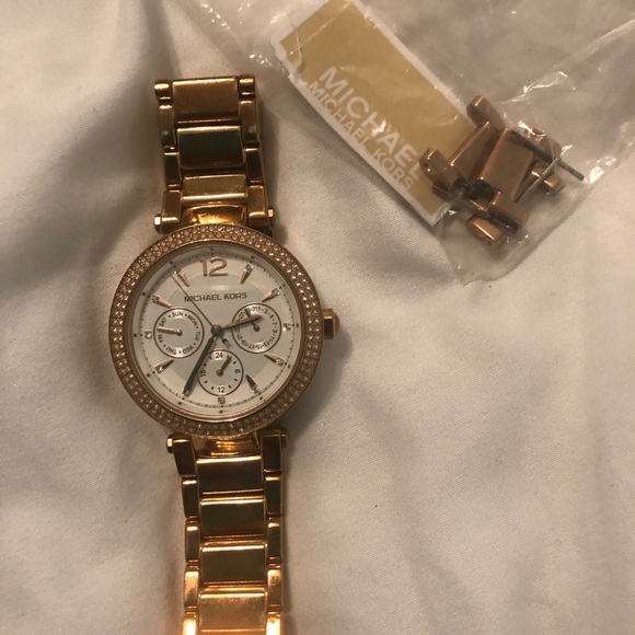 gold Micheal Kors watch - Picture 3 of 4